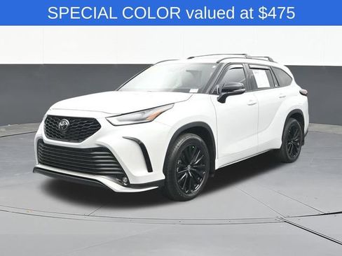 Used 2025 Toyota Highlander XSE AWD/4WD image 3