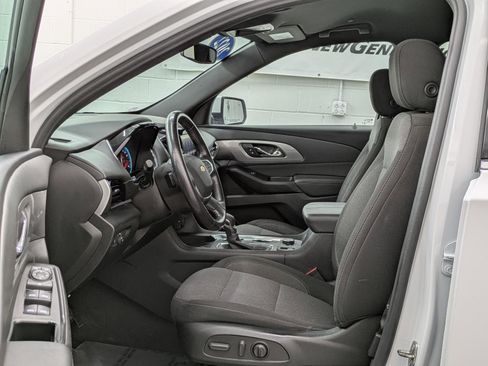 Used 2022 Chevrolet Traverse LT image 3