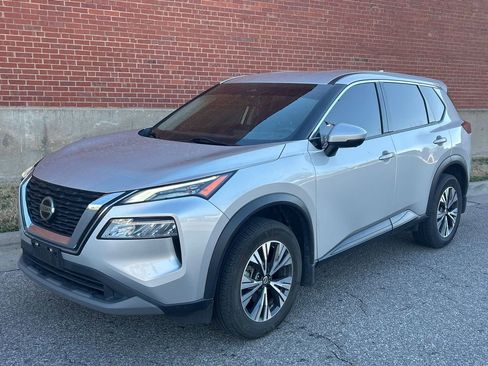 Used 2021 Nissan Rogue SV image 1