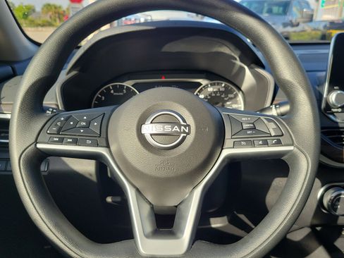 Used 2025 Nissan Altima 2.5 SV FWD image 17