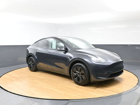 Used 2024 Tesla Model Y Long Range RWD image 7