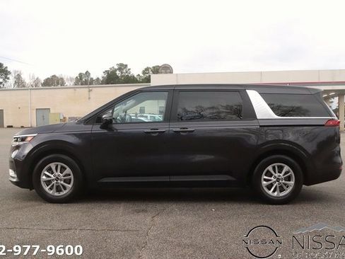 Used 2024 Kia Carnival LX image 4