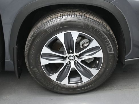 Used 2023 Toyota Highlander XLE AWD/4WD image 40
