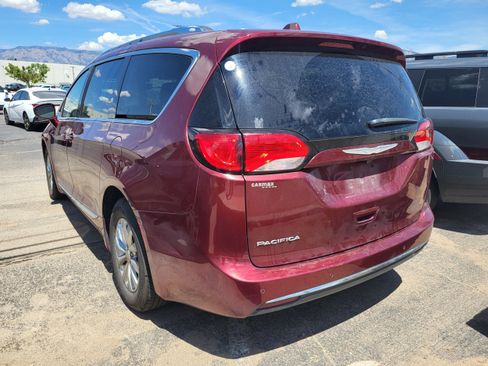 Used 2018 Chrysler Pacifica Touring-L FWD image 17