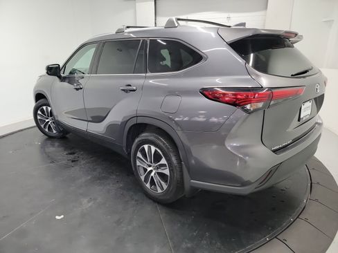 Used 2021 Toyota Highlander XLE FWD image 6
