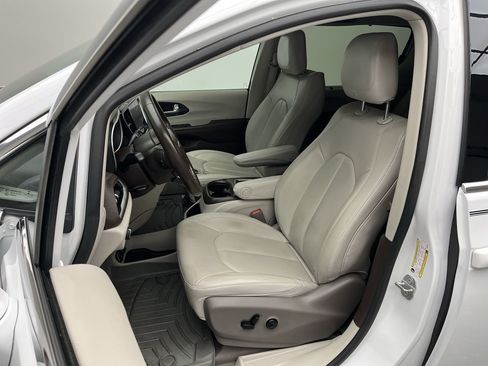 Used 2021 Chrysler Pacifica Touring-L w/ Premium & Safety Sphere Group image 9