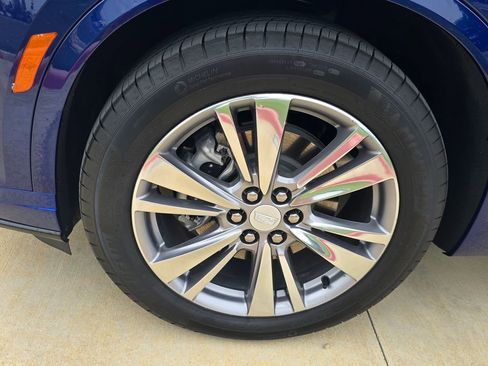 Used 2025 Cadillac XT6 Premium Luxury w/ LPO, Floor Liner Package FWD image 10