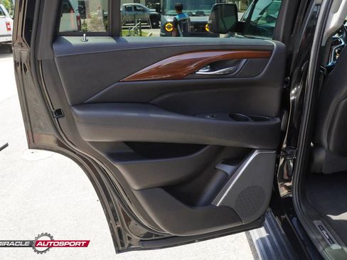 Used 2018 Cadillac Escalade Luxury AWD/4WD image 22