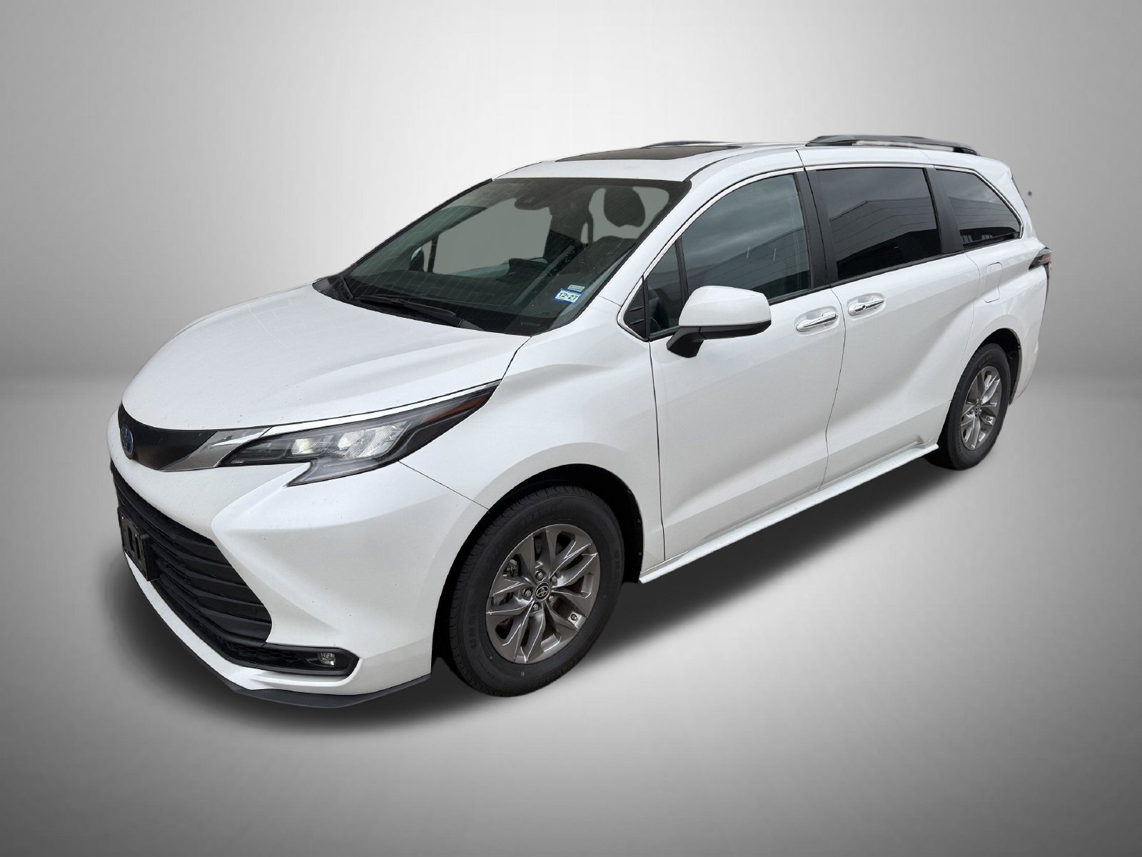 Used 2025 Toyota Sienna XLE FWD image 1
