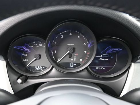 Certified 2026 Porsche Macan AWD/4WD image 19