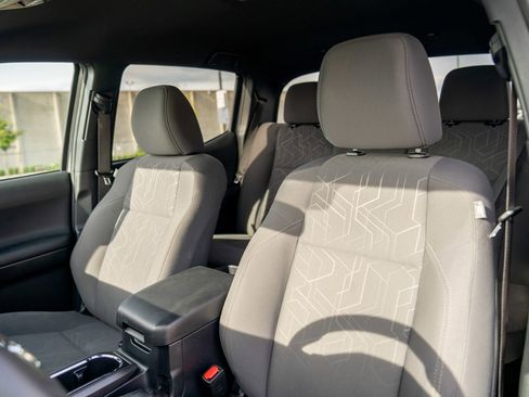 Used 2018 Toyota Tacoma TRD Off-Road AWD/4WD image 5