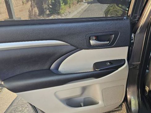 Used 2019 Toyota Highlander XLE AWD/4WD image 34