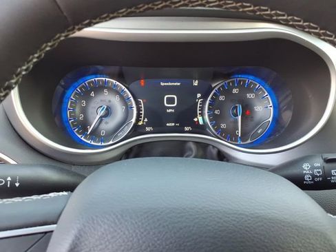 Used 2025 Chrysler Pacifica Select FWD image 8