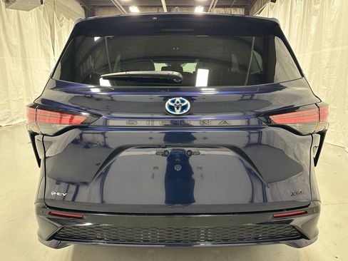 Used 2025 Toyota Sienna XSE image 6