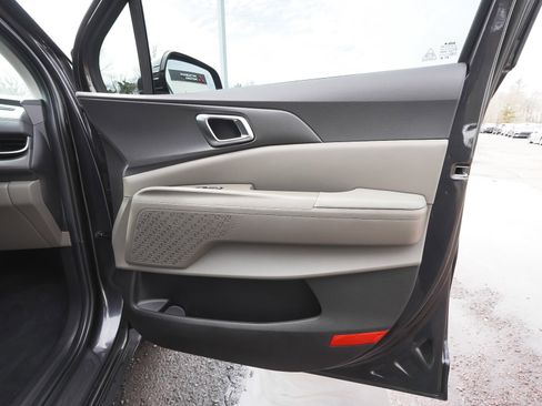 Used 2025 Kia Carnival EX image 13