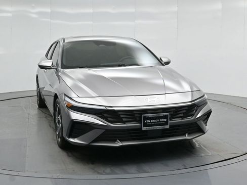 Used 2024 Hyundai Elantra Limited image 56