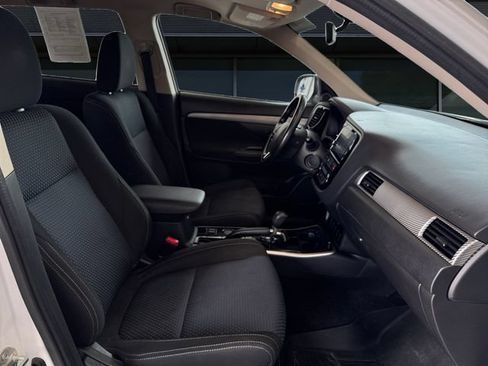 Used 2017 Mitsubishi Outlander SE FWD image 15
