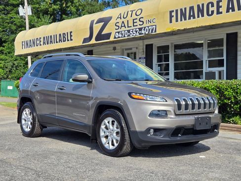 Used 2016 Jeep Cherokee Latitude FWD image 1
