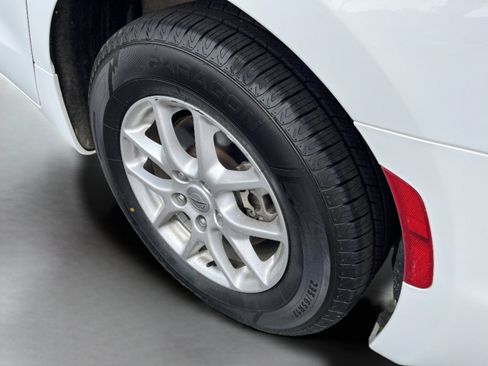 Used 2023 Chrysler Pacifica Touring-L FWD image 10