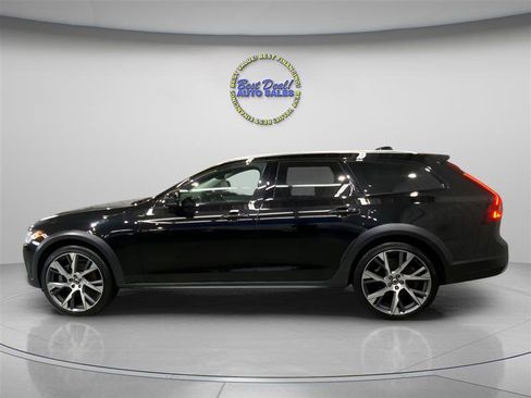 Used 2022 Volvo V90 B6 Cross Country image 2