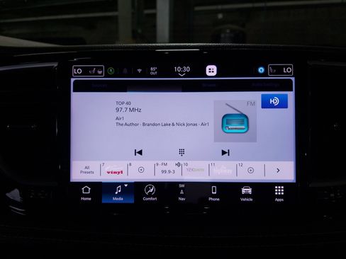 Used 2023 Chrysler Pacifica Limited FWD image 17