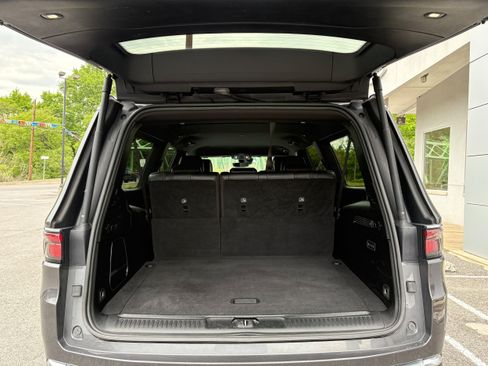 Certified 2024 Jeep Wagoneer L Series III w/ Flexible Seating Group AWD/4WD image 10