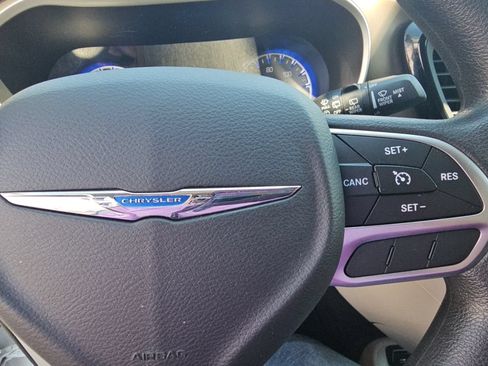 Used 2017 Chrysler Pacifica LX FWD image 12