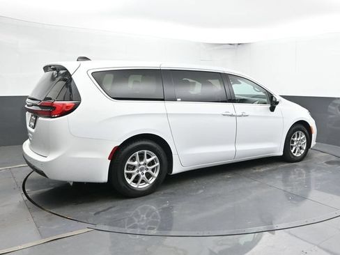 Used 2023 Chrysler Pacifica Touring-L FWD image 2