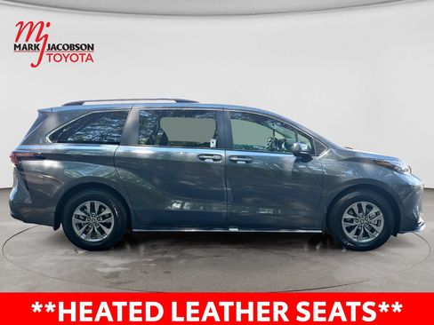 Used 2025 Toyota Sienna XLE FWD image 7