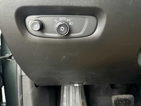 Certified 2023 Chevrolet Traverse LT w/ Rear Camera Mirror Package image 17