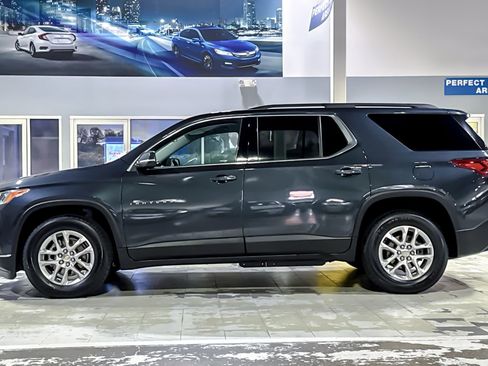 Used 2021 Chevrolet Traverse LT image 2