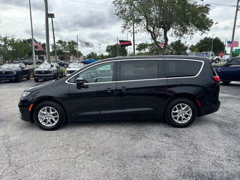 Used 2023 Chrysler Pacifica Touring-L FWD image 17