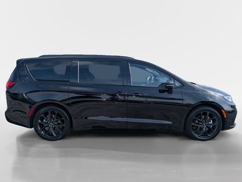 Used 2025 Chrysler Pacifica Limited FWD image 3