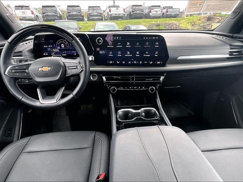 Used 2025 Chevrolet Traverse LT w/ Enhanced Driving Package AWD/4WD image 14