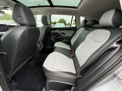 Used 2025 Volkswagen Tiguan SE w/ Panoramic Sunroof Package AWD/4WD image 23