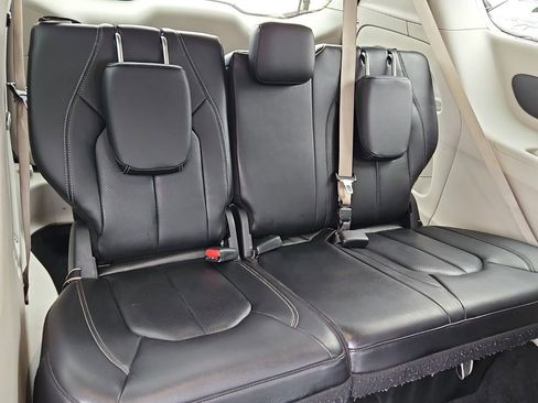 Used 2022 Chrysler Pacifica Touring-L image 18