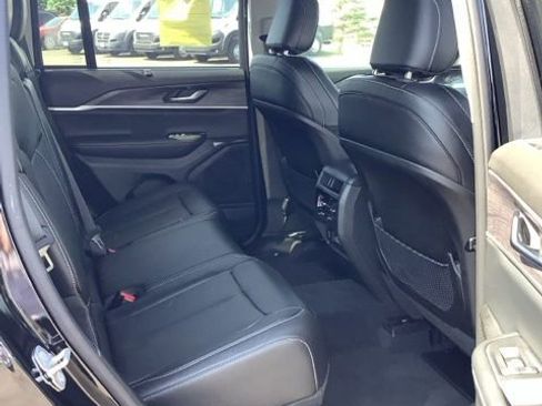 Certified 2023 Jeep Grand Cherokee Limited w/ Luxury Tech Group II AWD/4WD image 19