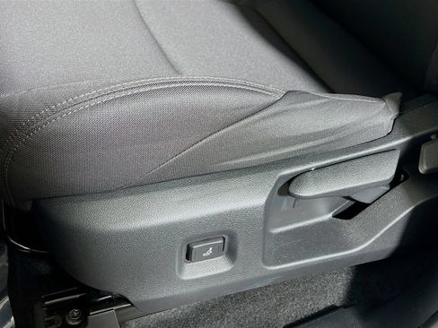Certified 2025 Toyota Tacoma SR5 AWD/4WD image 17