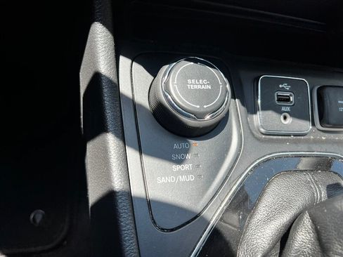 Used 2019 Jeep Cherokee Limited w/ Luxury Group AWD/4WD image 33