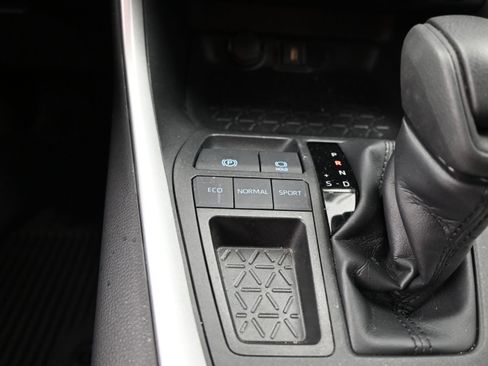 Used 2022 Toyota RAV4 XLE FWD image 15