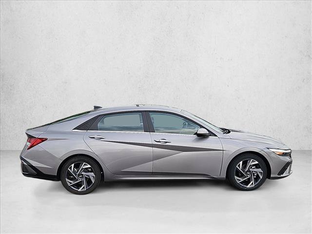 Used 2025 Hyundai Elantra SEL FWD image 4
