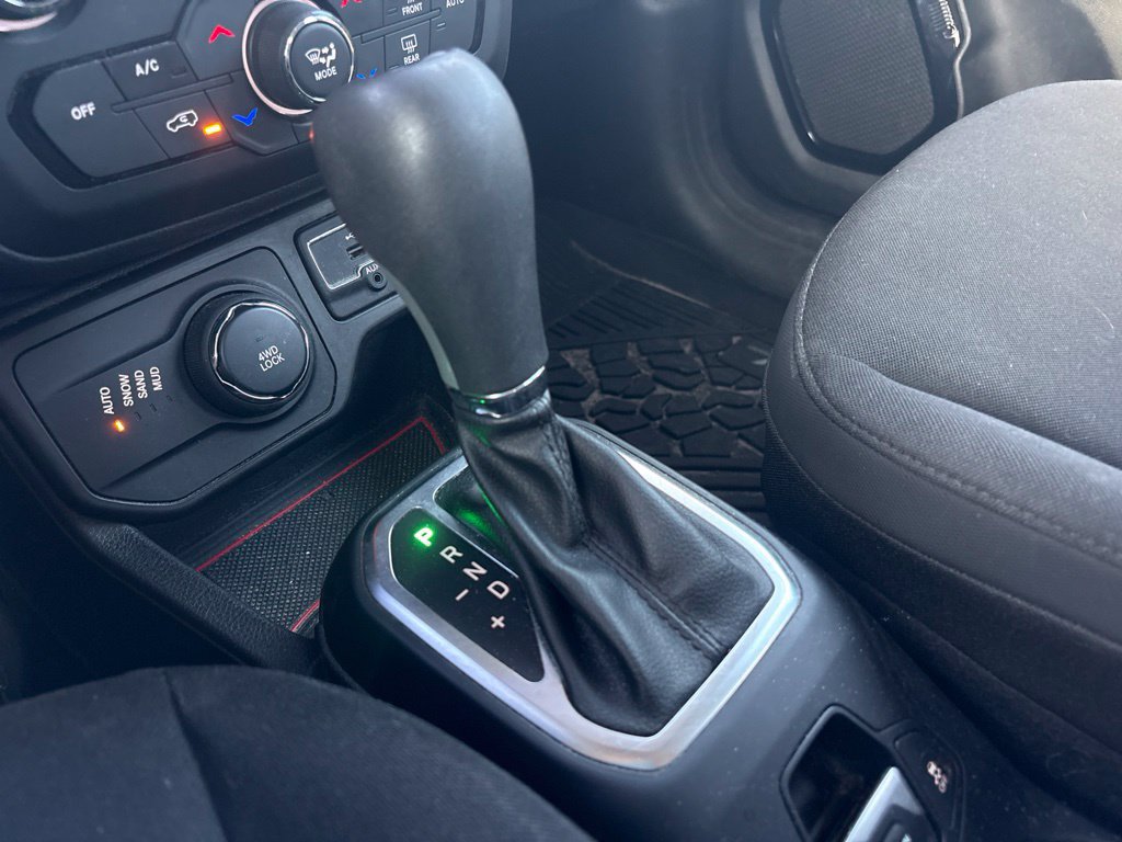 Used 2018 Jeep Renegade Altitude w/ UConnect 8.4 Nav Group AWD/4WD image 27