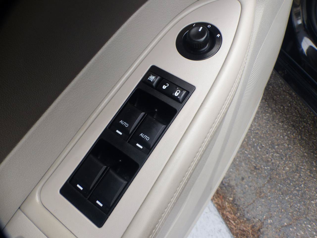 Used 2009 Chrysler 300 C w/ Protection Group II RWD image 20