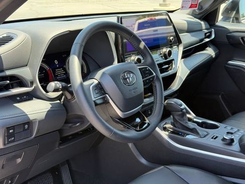 Used 2025 Toyota Highlander XSE AWD/4WD image 10