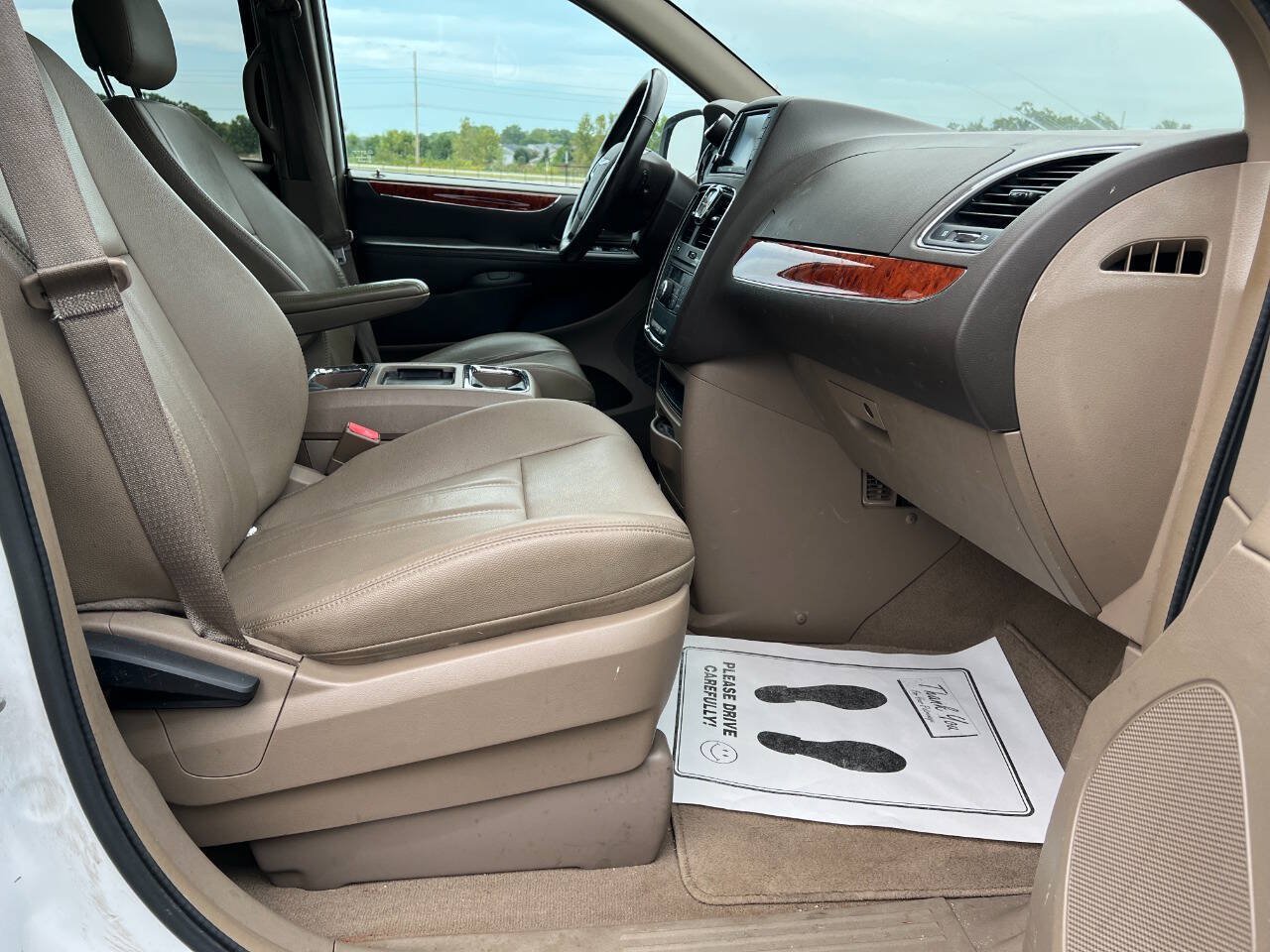 Used 2015 Chrysler Town & Country Touring w/ Driver Convenience Group FWD image 4