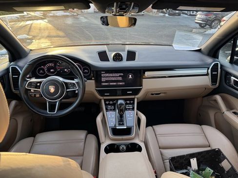 Used 2022 Porsche Cayenne Platinum Edition image 11