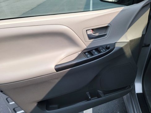 Used 2018 Toyota Sienna LE w/ Carpet Mat Package FWD image 26