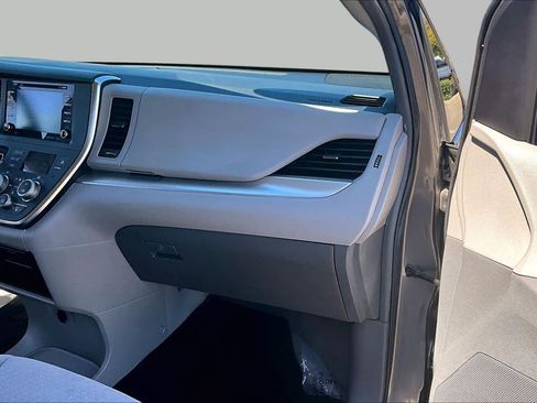 Used 2018 Toyota Sienna LE FWD image 18