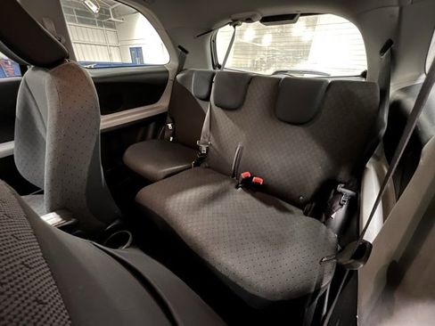 Used 2010 Toyota Yaris 2-Door Hatchback image 16