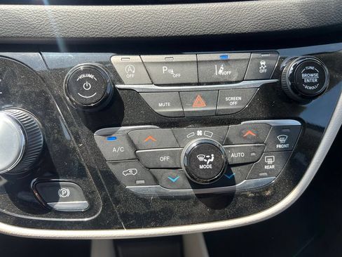 Used 2023 Chrysler Pacifica Touring-L FWD image 14